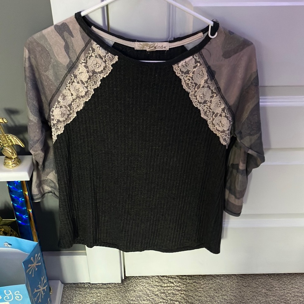 Y2K 3/4 sleeve shirt with lace trim